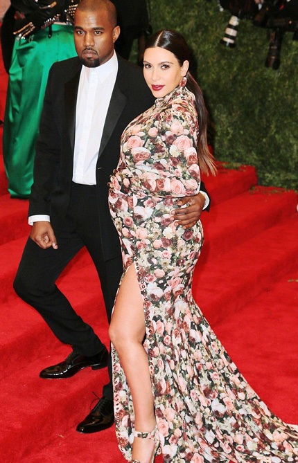 Cái kết ngọt ngào của chuyện tình 9 năm giữa Kim và Kanye - 13 Tháng 7/2012, Kim và Kanye đi xem thời trang cùng vợ chồng Beyoncé