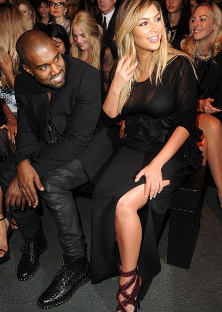 Cái kết ngọt ngào của chuyện tình 9 năm giữa Kim và Kanye - 15 Kanye luôn hạnh phúc vì có Kim trong đời. Hai người đính hôn hồi tháng 10/2013.
