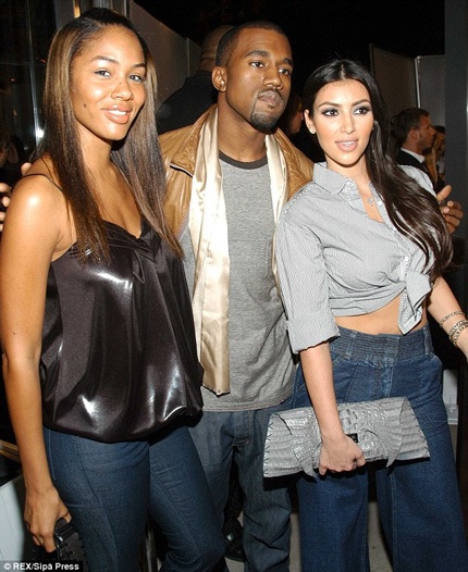 Cái kết ngọt ngào của chuyện tình 9 năm giữa Kim và Kanye - 3 Hình ảnh gợi cảm của Kim khi đi cạnh cô bạn cũ Paris Hilton đã khiến trái tim Kanye rộn ràng