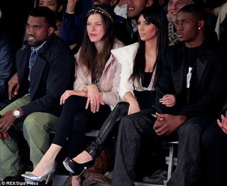 Cái kết ngọt ngào của chuyện tình 9 năm giữa Kim và Kanye - 4 Hình ảnh gợi cảm của Kim khi đi cạnh cô bạn cũ Paris Hilton đã khiến trái tim Kanye rộn ràng