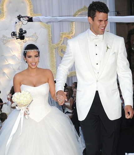 Cái kết ngọt ngào của chuyện tình 9 năm giữa Kim và Kanye - 8 Kim làm đám cưới với bạn trai Kris vào tháng 8/2011 nhưng cuộc hôn nhân này chỉ kéo dài 72 ngày
