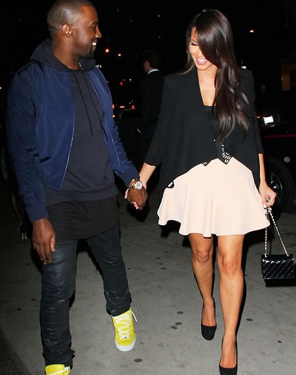 Cái kết ngọt ngào của chuyện tình 9 năm giữa Kim và Kanye - 9 Tháng 4/2012, cặp đôi này bị bắt gặp nắm tay tình tứ tại New York