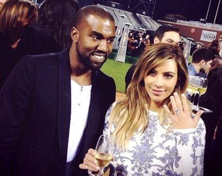 Kim Kardashian khoe nhẫn đính hôn kim cương triệu đô - 1 Kim và Kayne đã đính hôn vào ngày 21/10