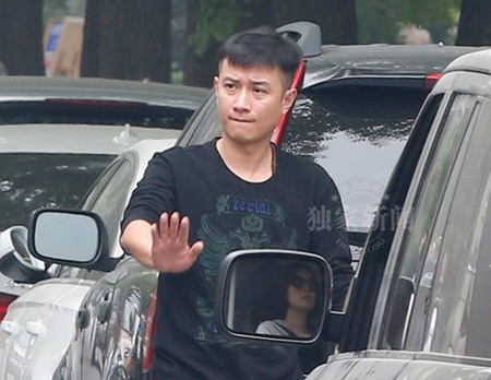 Văn Chương ra khỏi xe để xin đường giúp vợ lái xe qua khu vực đông đúc