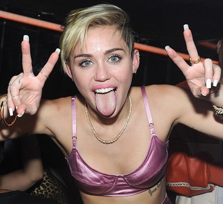 Miley Cyrus đang hò hẹn với người mới - 3 Miley Cyrus đang hò hẹn với người mới