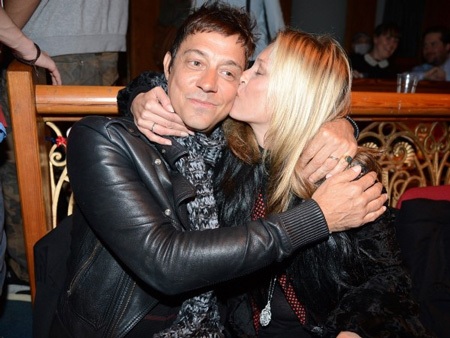 Những nụ hôn ngọt ngào của sao  - 15 Kate Moss và chồng Jamie Hince bị bắt gặp hôn nhau trong quán rượu.