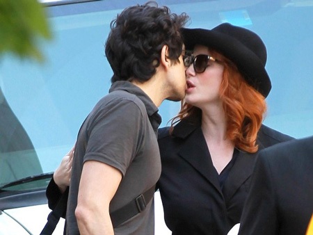 Những nụ hôn ngọt ngào của sao  - 3 Christina Hendricks và “ông xã” Geoffrey Arend chẳng thể rời nhau nửa bước…