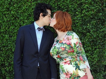 Những nụ hôn ngọt ngào của sao  - 4 Christina Hendricks và “ông xã” Geoffrey Arend chẳng thể rời nhau nửa bước…