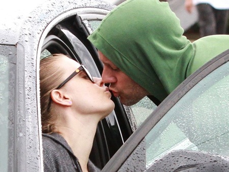 Những nụ hôn ngọt ngào của sao  - 6 Amy Adams và Darren Le Gallo tranh thủ hôn nhau trước khi nói lời tạm biệt.