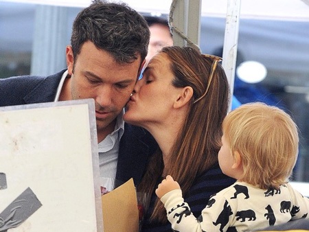 Những nụ hôn ngọt ngào của sao  - 7 Jennifer Garner bị bắt gặp ôm hôn “ông xã” Ben Affleck