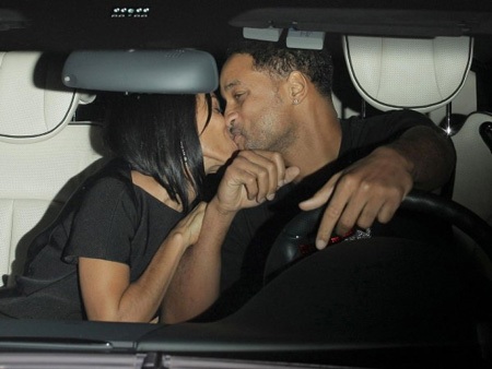 Những nụ hôn ngọt ngào của sao  - 8 Will Smith và vợ, nữ diễn viên Jada Pinkett Smith, tranh thủ hôn nhau trong xe hơi.