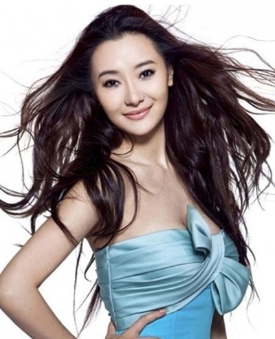 Sau gần 20 lần phẫu thuật thẩm mỹ, gương mặt của nữ ca sĩ - Han Mi Ok bị biến dạng khủng khiếp.