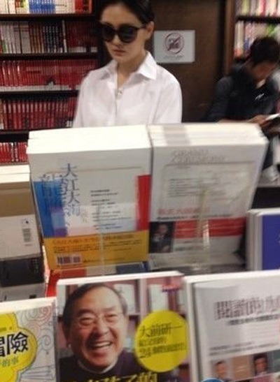 Ở Thái Lan nhưng một số người vẫn nhận ra vợ chồng nữ diễn viên xứ Đài