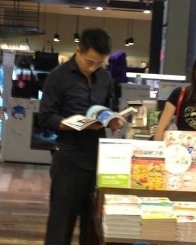 Ở Thái Lan nhưng một số người vẫn nhận ra vợ chồng nữ diễn viên xứ Đài