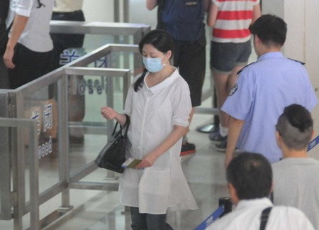 Ở Thái Lan nhưng một số người vẫn nhận ra vợ chồng nữ diễn viên xứ Đài