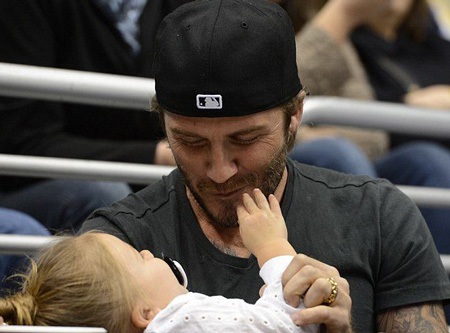 Khoảng khắc ngọt ngào của cha con David Beckham và Harper tại sân vận động