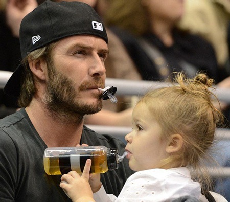 Cô con gái cưng ngồi yên trong lòng cha ruột