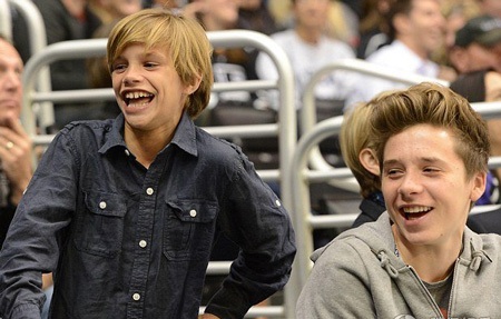 Hai con trai cưng của David Beckham bật cười trước hành động của cha dành cho em gái