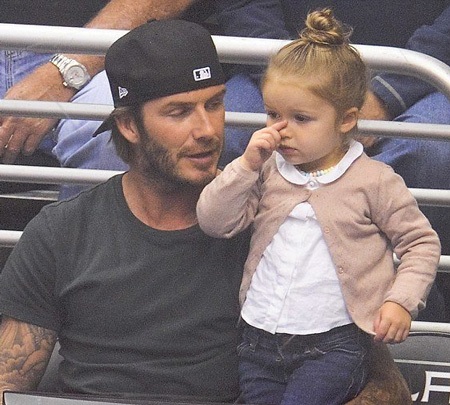 Cô bé 2 tuổi được mẹ mặc cho rát sành điều với áo sơ mi và quần jeans