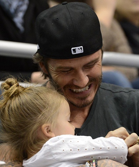 Ông bố hạnh phúc cưng nựng cô con gái út trong vòng tay