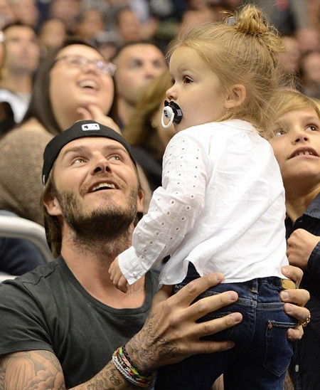Anh ôm con gái suốt trận bóng