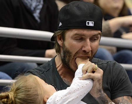 Thỉnh thoảng lại đùa nghịch với cô bé khiến Harper bật cười khanh khách