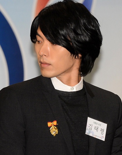 Bất ngờ trước vẻ gầy guộc của mỹ nam xứ Hàn - 3 Ngày 29/10, Hyun Bin đã có mặt tại Trung tâm văn hóa Sejong,