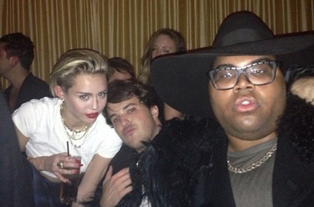Chưa đủ tuổi, Miley Cyrus vẫn tiệc tùng cùng Lindsay Lohan - 1 Miley Cyrus tiệc tùng cùng bạn bè tại một hộp đêm ở New York dù chưa đủ tuổi.