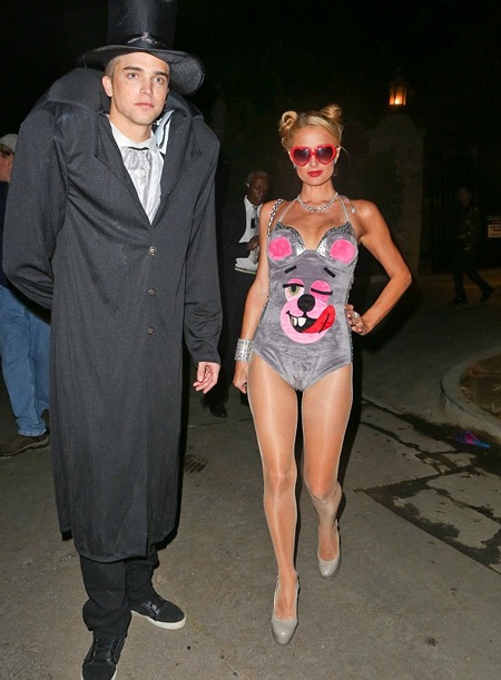 Người đẹp tóc vàng tự tin sải bước trên đôi giày cao gót và mỉm cười với giới truyền thông.