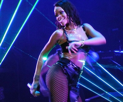Rihanna mặc gợi cảm và khoe hình xăm khủng trên bàn tay - 4 Rihanna mặc gợi cảm và khoe hình xăm khủng trên bàn tay