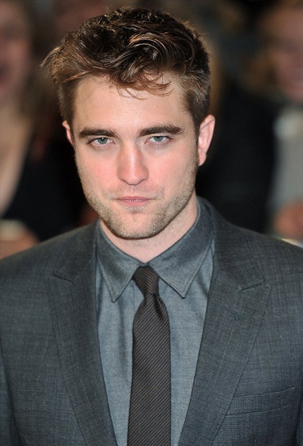 Robert Pattinson thay đổi sau khi chia tay Kristen Stewart - 4 Những vết đỏ lạ lẫm trên ngón tay của Robert