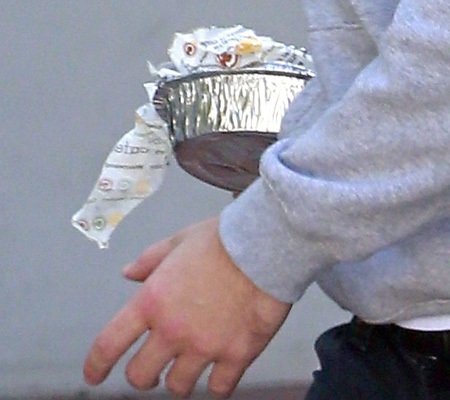 Robert Pattinson thay đổi sau khi chia tay Kristen Stewart - 3 Những vết đỏ lạ lẫm trên ngón tay của Robert