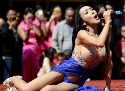 Vũ đạo khó hiểu của “tân Phan Kim Liên” Cung Hiểm Phi - 4 Những động tác vũ đạo khó hiểu của Cung Hiểm Phi làm nhiều người hiếu kỳ.