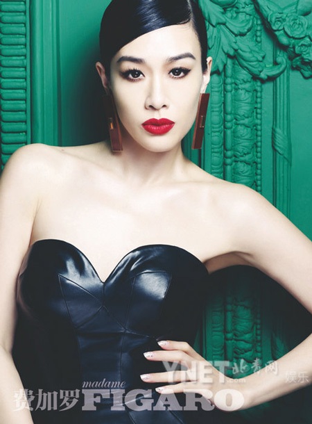 Bà mẹ ba con khoe nước da trắng nõn nà và thân hình thanh mảnh