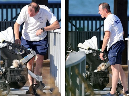 Ông bố ngoài 50 tuổi chăm chút cô con gái cưng