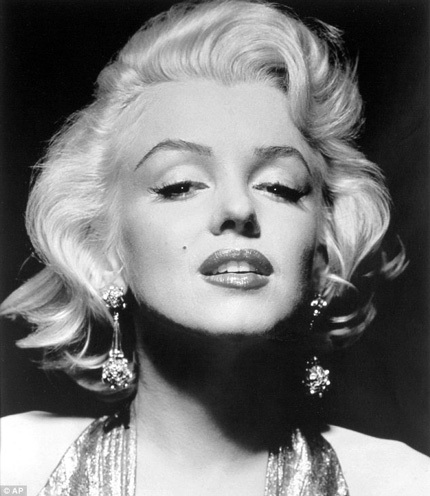 Bằng chứng Marilyn Monroe phẫu thuật thẩm mỹ - 4 Gương mặt hoàn hảo của biểu tượng sex Marilyn Monroe