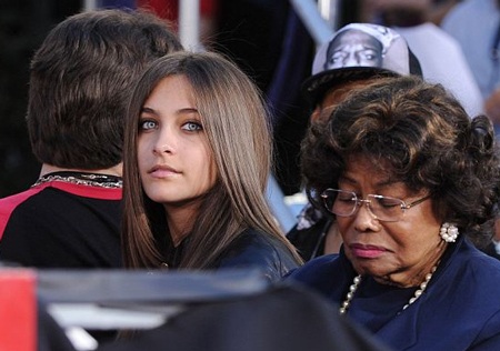 Mẹ ruột và con gái của Michael 
Jackson đang sống nhờ vào chỗ tài sản mà ngôi sao quá cố để lại