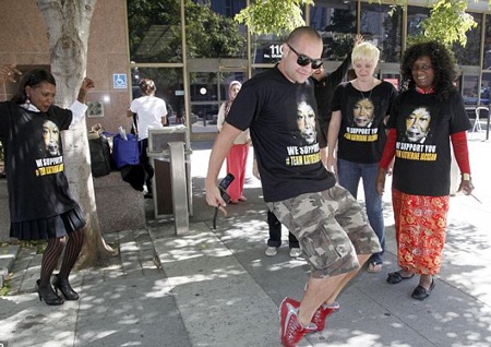 Michael Jackson đột tử vào tháng 
6/2009, một tháng trước khi tour diễn lớnở Anh diễn ra