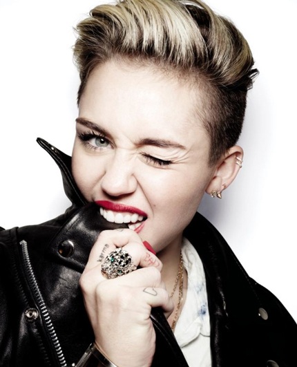 Miley Cyrus mặc “thoáng” vì…muốn được mọi người nhớ đến - 2 Miley đang làm tất cả để mọi người biết đến và nhớ tới mình
