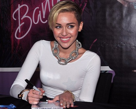 Miley Cyrus hạnh phúc với màn trình diễn gây tranh cãi - 15 Miley vui vẻ ký tặng người hâm mộ
