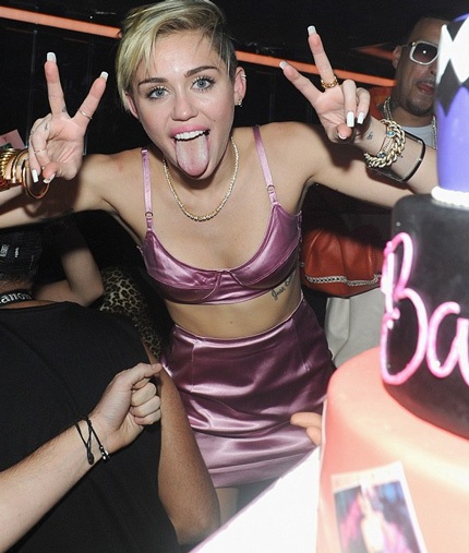 Miley Cyrus hạnh phúc với màn trình diễn gây tranh cãi - 8 Miley Cyrus khẳng định: Gây sốc là biệt tài của tôi và tôi đã thành công
