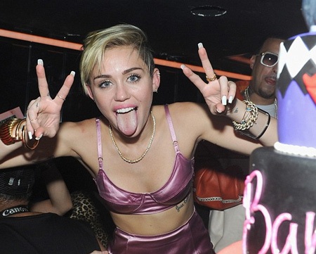 Miley Cyrus dứt tình với bạn trai cũ - 4 Miley chứng tỏ với mọi người rằng, cô đang vui sống sau khi chia tay bạn trai
