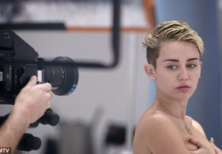 Miley Cyrus khỏa thân trong đoạn phim tài liệu về bản thân trên kênh MTV