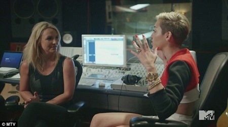 “Đàn chị” gửi tâm thư cho Miley Cyrus - 5 Miley Cyrus khỏa thân trong đoạn phim tài liệu về bản thân trên kênh MTV
