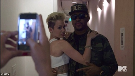 “Đàn chị” gửi tâm thư cho Miley Cyrus - 7 Miley Cyrus khỏa thân trong đoạn phim tài liệu về bản thân trên kênh MTV