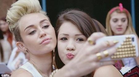 Miley Cyrus khỏa thân trong đoạn phim tài liệu về bản thân trên kênh MTV