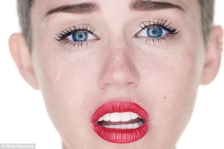 Miley Cyrus trong clip