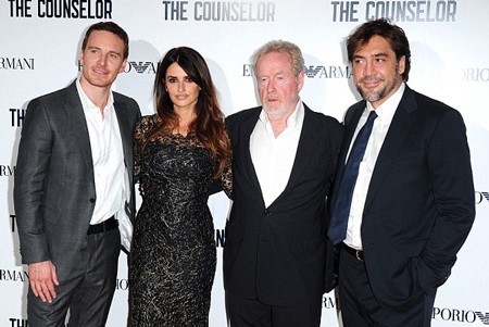 Vợ chồng Penelope chụp ảnh kỷ niệm cùng đạo diễn và nam diễn viên chính của bộ phim.