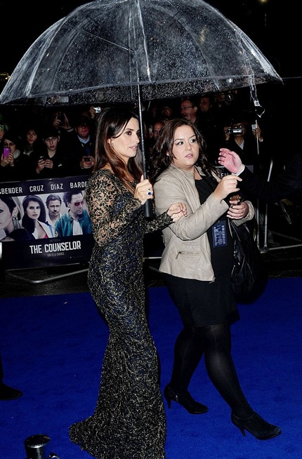 Dù trời đổ mưa nhưng điều đó không ngăn được nụ cười và tâm trạng vui vẻ của ngôi sao xinh đẹp