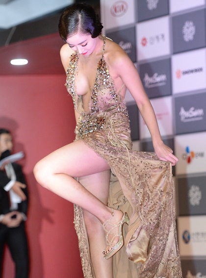 Người đẹp Han So Ah diện váy gợi cảm, cắt xẻ táo bạo